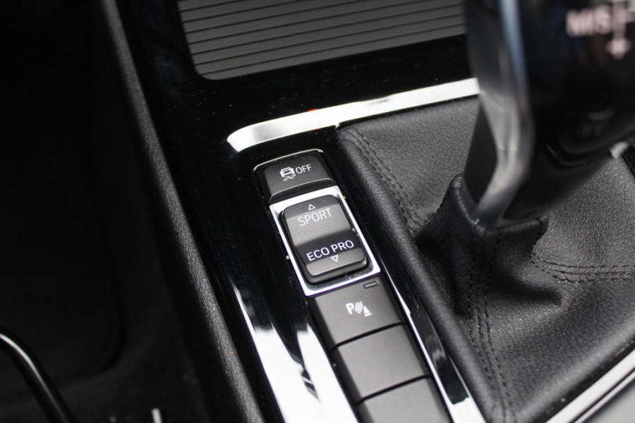 BMW X1 xDrive20i High Executive / Panoramadak / Head-up / Bruin Leder / 19'' / Navigatie / Sportstoelen / Stoelverwarming / Cruise Control