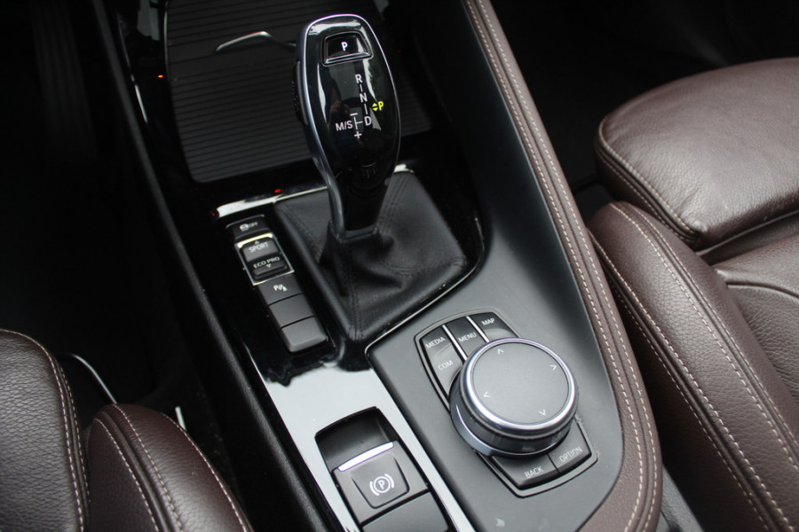 BMW X1 xDrive20i High Executive / Panoramadak / Head-up / Bruin Leder / 19'' / Navigatie / Sportstoelen / Stoelverwarming / Cruise Control