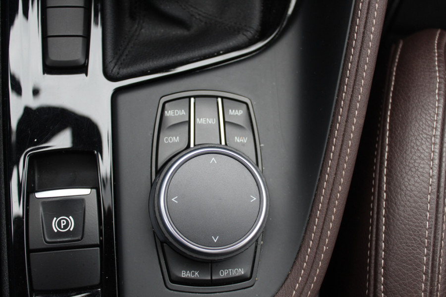 BMW X1 xDrive20i High Executive / Panoramadak / Head-up / Bruin Leder / 19'' / Navigatie / Sportstoelen / Stoelverwarming / Cruise Control