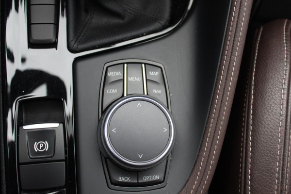 BMW X1 xDrive20i High Executive / Panoramadak / Head-up / Bruin Leder / 19'' / Navigatie / Sportstoelen / Stoelverwarming / Cruise Control