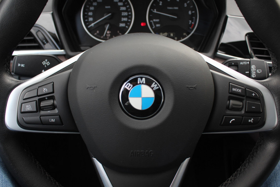 BMW X1 xDrive20i High Executive / Panoramadak / Head-up / Bruin Leder / 19'' / Navigatie / Sportstoelen / Stoelverwarming / Cruise Control
