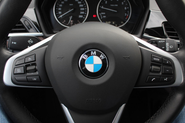BMW X1 xDrive20i High Executive / Panoramadak / Head-up / Bruin Leder / 19'' / Navigatie / Sportstoelen / Stoelverwarming / Cruise Control