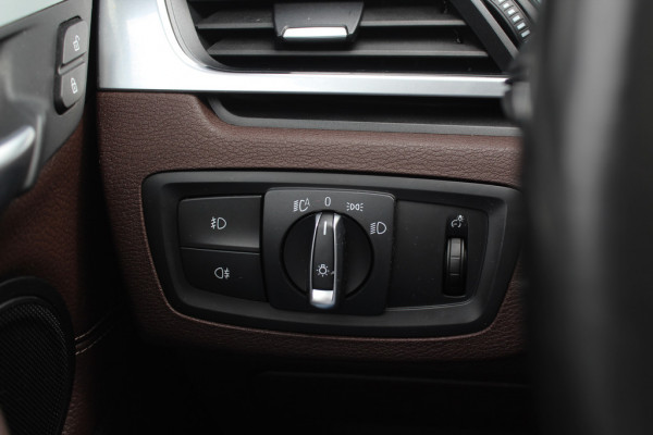 BMW X1 xDrive20i High Executive / Panoramadak / Head-up / Bruin Leder / 19'' / Navigatie / Sportstoelen / Stoelverwarming / Cruise Control