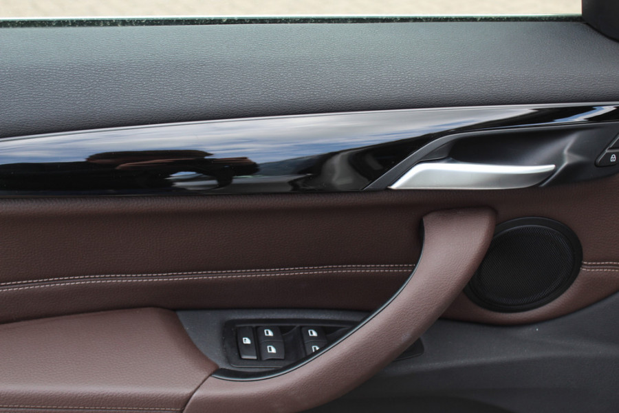 BMW X1 xDrive20i High Executive / Panoramadak / Head-up / Bruin Leder / 19'' / Navigatie / Sportstoelen / Stoelverwarming / Cruise Control