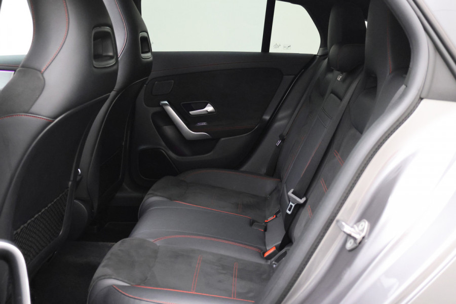 Mercedes-Benz CLA-Klasse Shooting Brake 250 e Premium Plus AMG Panoramadak, ACC, Camera, Sfeerverlichting, Trekhaak, Widescreen, 18"