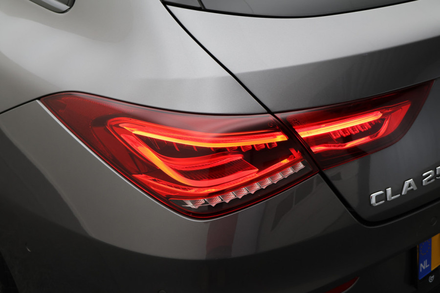 Mercedes-Benz CLA-Klasse Shooting Brake 250 e Premium Plus AMG Panoramadak, ACC, Camera, Sfeerverlichting, Trekhaak, Widescreen, 18"