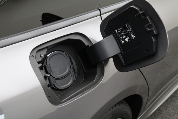 Mercedes-Benz CLA-Klasse Shooting Brake 250 e Premium Plus AMG Panoramadak, ACC, Camera, Sfeerverlichting, Trekhaak, Widescreen, 18"