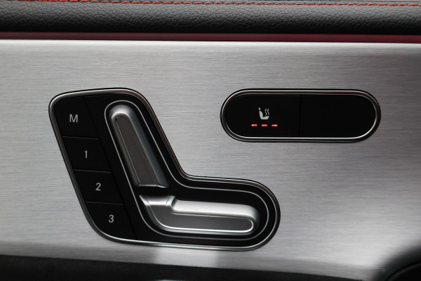 Mercedes-Benz CLA-Klasse Shooting Brake 250 e Premium Plus AMG Panoramadak, ACC, Camera, Sfeerverlichting, Trekhaak, Widescreen, 18"