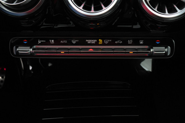 Mercedes-Benz CLA-Klasse Shooting Brake 250 e Premium Plus AMG Panoramadak, ACC, Camera, Sfeerverlichting, Trekhaak, Widescreen, 18"