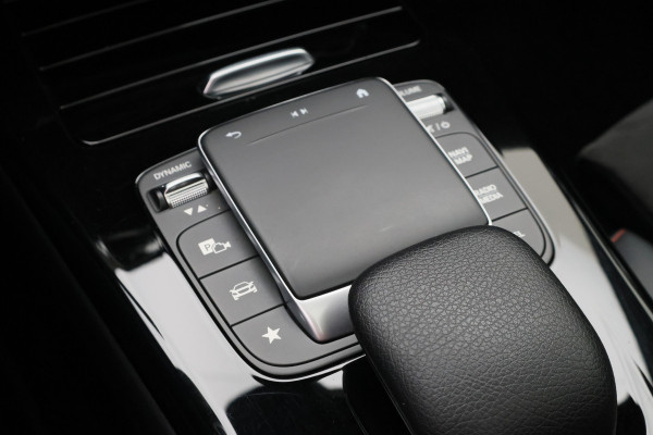 Mercedes-Benz CLA-Klasse Shooting Brake 250 e Premium Plus AMG Panoramadak, ACC, Camera, Sfeerverlichting, Trekhaak, Widescreen, 18"