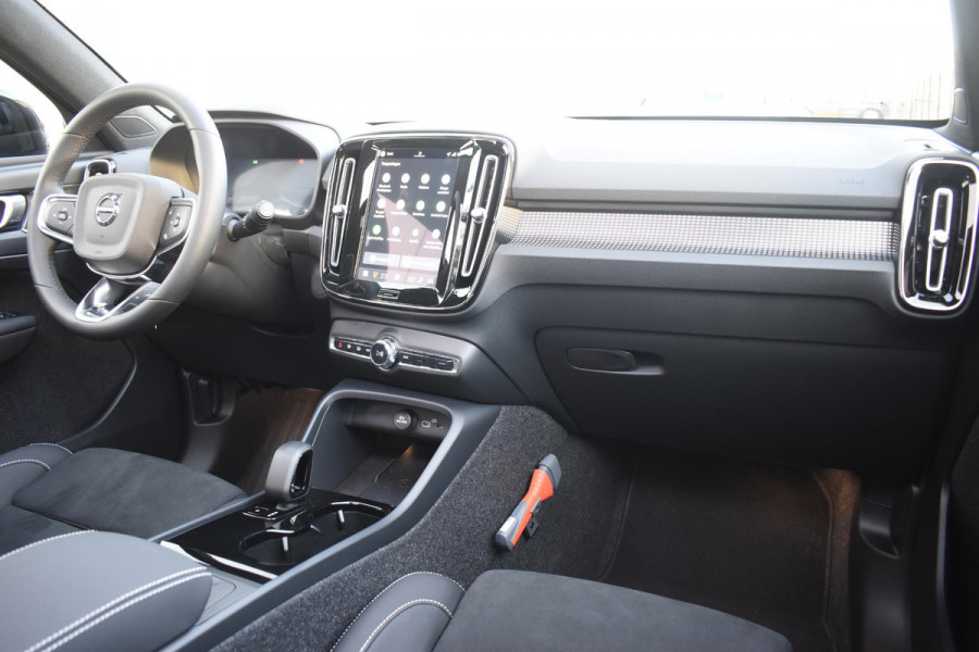 Volvo EX40 252PK Single Motor Extended Range 82 kWh Plus / Lounge Pakket / Panoramadak / 360 Camera / Extra getint glas / 20'' Velgen / MicrTech/Nubuck bekleding