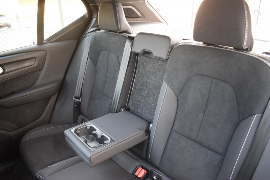 Volvo EX40 252PK Single Motor Extended Range 82 kWh Plus / Lounge Pakket / Panoramadak / 360 Camera / Extra getint glas / 20'' Velgen / MicrTech/Nubuck bekleding