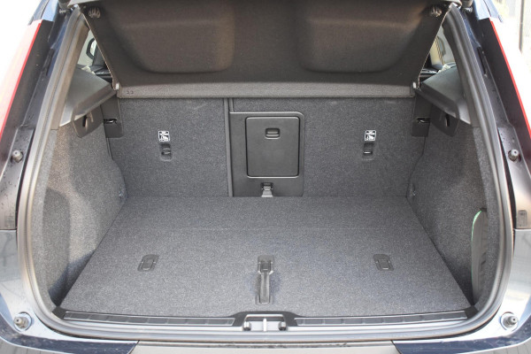 Volvo EX40 252PK Single Motor Extended Range 82 kWh Plus / Lounge Pakket / Panoramadak / 360 Camera / Extra getint glas / 20'' Velgen / MicrTech/Nubuck bekleding