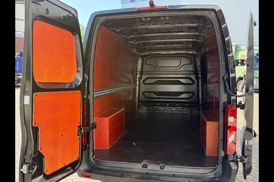 Renault Master RED EDITION 170pk L3H2 BPM VRIJ/ BETIMMERD/ SIDEBARS/ TREKHAAK/ CAMERA/ ALL WEATHER BANDEN/ RIJKLAAR!!!