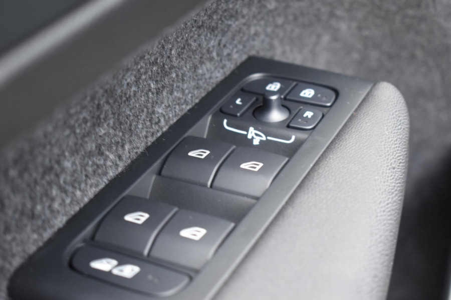 Volvo EX40 252PK Single Motor Extended Range 82 kWh Plus / Lounge pakket / Extra getint glas / Panoramadak / 360 camera / 20''velgen / zwart dak