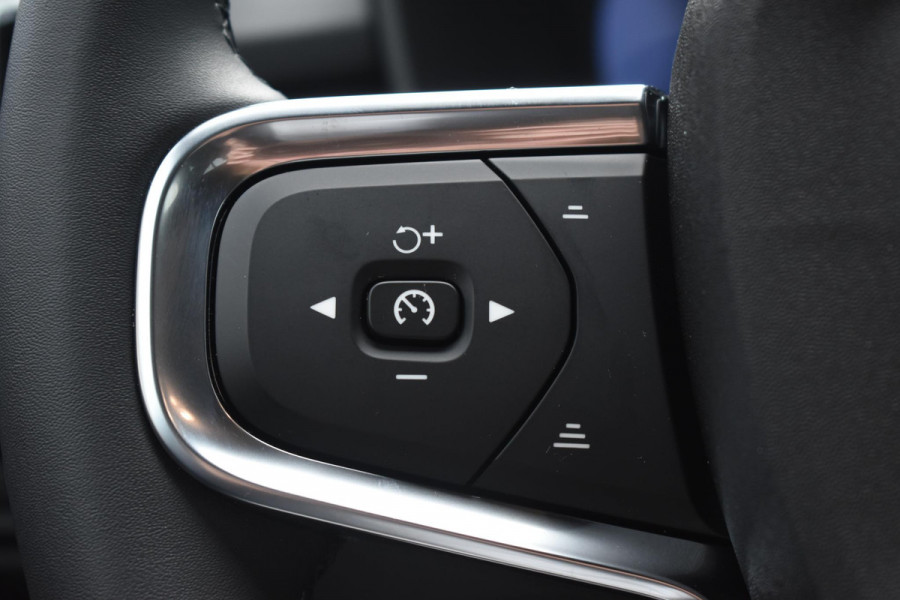 Volvo EX40 252PK Single Motor Extended Range 82 kWh Plus / Lounge pakket / Extra getint glas / Panoramadak / 360 camera / 20''velgen / zwart dak