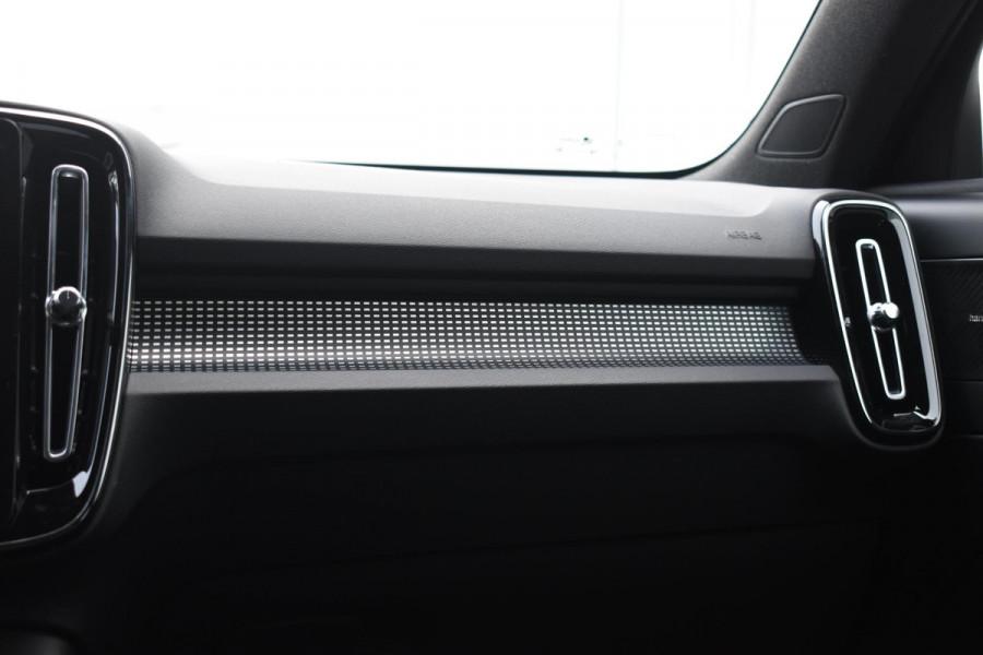 Volvo EX40 252PK Single Motor Extended Range 82 kWh Plus / Lounge pakket / Extra getint glas / Panoramadak / 360 camera / 20''velgen / zwart dak