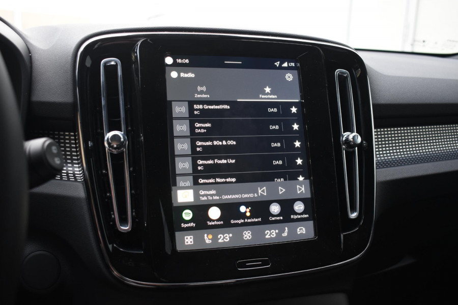 Volvo EX40 252PK Single Motor Extended Range 82 kWh Plus / Lounge pakket / Extra getint glas / Panoramadak / 360 camera / 20''velgen / zwart dak