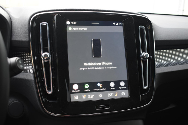 Volvo EX40 252PK Single Motor Extended Range 82 kWh Plus / Lounge pakket / Extra getint glas / Panoramadak / 360 camera / 20''velgen / zwart dak