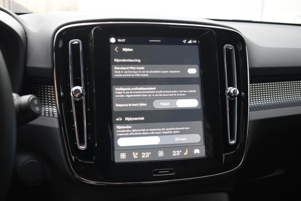 Volvo EX40 252PK Single Motor Extended Range 82 kWh Plus / Lounge pakket / Extra getint glas / Panoramadak / 360 camera / 20''velgen / zwart dak