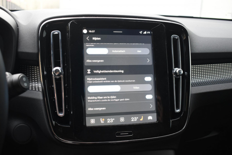 Volvo EX40 252PK Single Motor Extended Range 82 kWh Plus / Lounge pakket / Extra getint glas / Panoramadak / 360 camera / 20''velgen / zwart dak