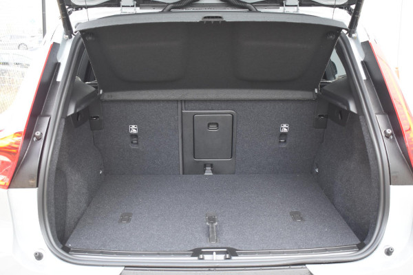 Volvo EX40 252PK Single Motor Extended Range 82 kWh Plus / Lounge pakket / Extra getint glas / Panoramadak / 360 camera / 20''velgen / zwart dak