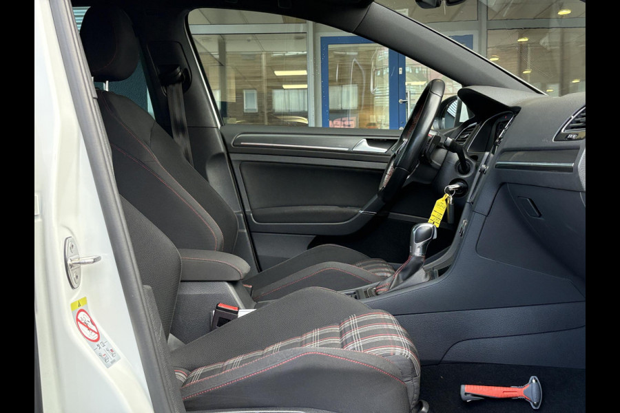 Volkswagen Golf 2.0 TSI GTI Performance 245pk | Virtual Cockpit | Stoelverwarming | Achteruitrijcamera | Adaptive Cruise |