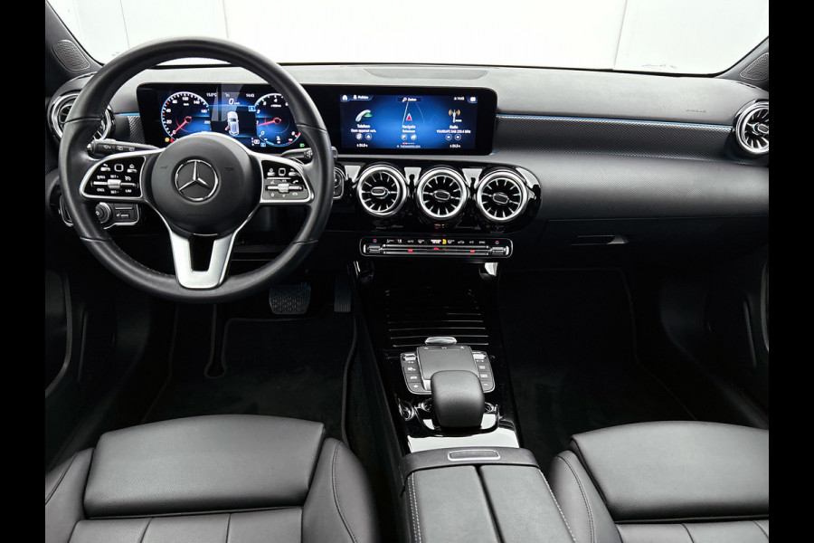 Mercedes-Benz A-Klasse 180 Business Solution Luxury (SFEERVERLICHTING, STOELVERWARMING, CAMERA, 1e EIGENAAR)