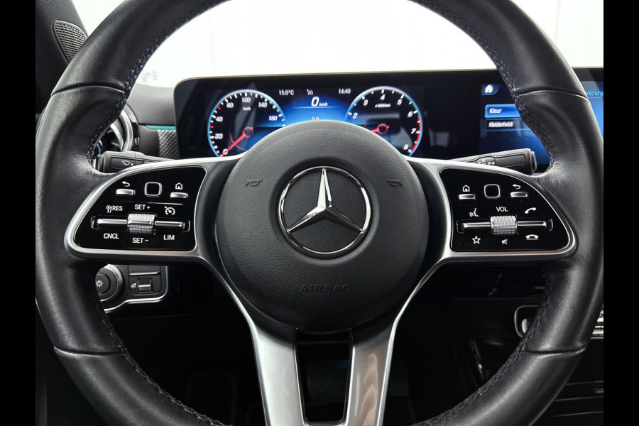 Mercedes-Benz A-Klasse 180 Business Solution Luxury (SFEERVERLICHTING, STOELVERWARMING, CAMERA, 1e EIGENAAR)