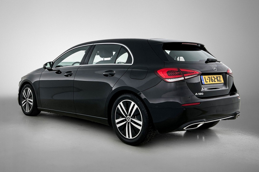 Mercedes-Benz A-Klasse 180 Business Solution Luxury (SFEERVERLICHTING, STOELVERWARMING, CAMERA, 1e EIGENAAR)