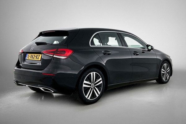 Mercedes-Benz A-Klasse 180 Business Solution Luxury (SFEERVERLICHTING, STOELVERWARMING, CAMERA, 1e EIGENAAR)