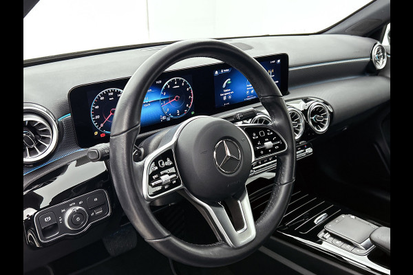 Mercedes-Benz A-Klasse 180 Business Solution Luxury (SFEERVERLICHTING, STOELVERWARMING, CAMERA, 1e EIGENAAR)