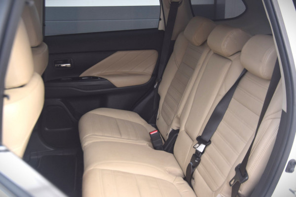 Mitsubishi Outlander 2.4 PHEV Pure+ Leer / Trekhaak / Side skirts