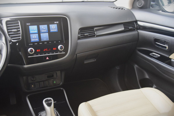 Mitsubishi Outlander 2.4 PHEV Pure+ Leer / Trekhaak / Side skirts