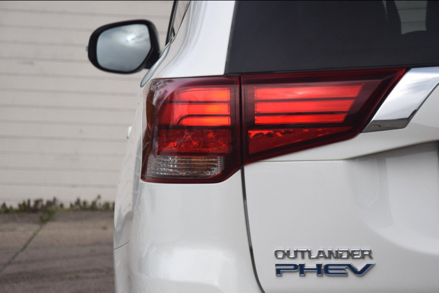 Mitsubishi Outlander 2.4 PHEV Pure+ Leer / Trekhaak / Side skirts