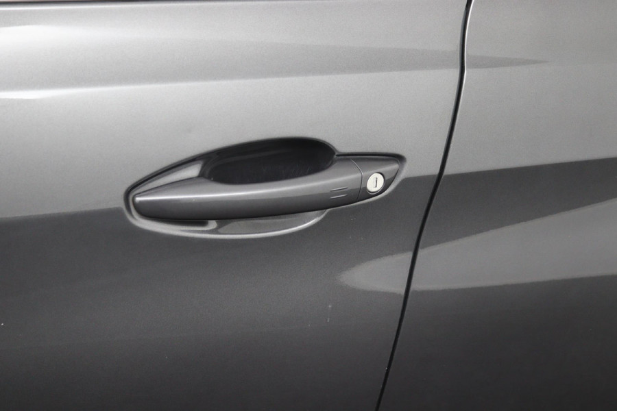 Peugeot 308 SW 1.2*CARPLAY*MASSAGE*VIRTUAL DISP*CAM*NAVI*ECC*TEL*