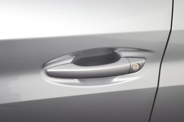 Peugeot 208 1.2 Allure*AUTOM*CARPLAY*ACC*LANE-ASS*NAVI*CAMERA*