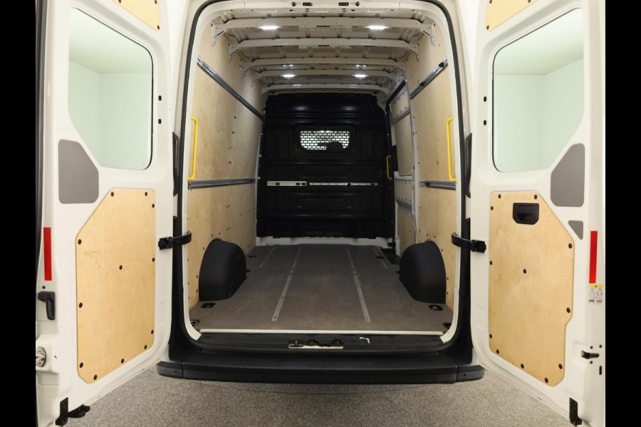 Volkswagen Crafter 35 2.0 TDI L3H2 140 PK | Navigatie via app | Bijrijdersbank | Airco | Side Assist | Inklapbare spiegels | Parkeersensoren voor en achter |