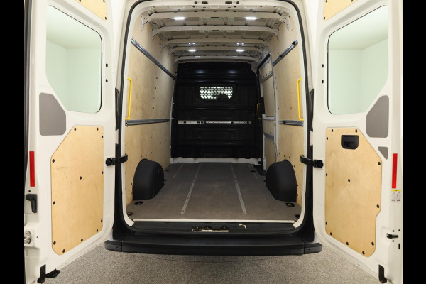 Volkswagen Crafter 35 2.0 TDI L3H2 140 PK | Navigatie via app | Bijrijdersbank | Airco | Side Assist | Inklapbare spiegels | Parkeersensoren voor en achter |