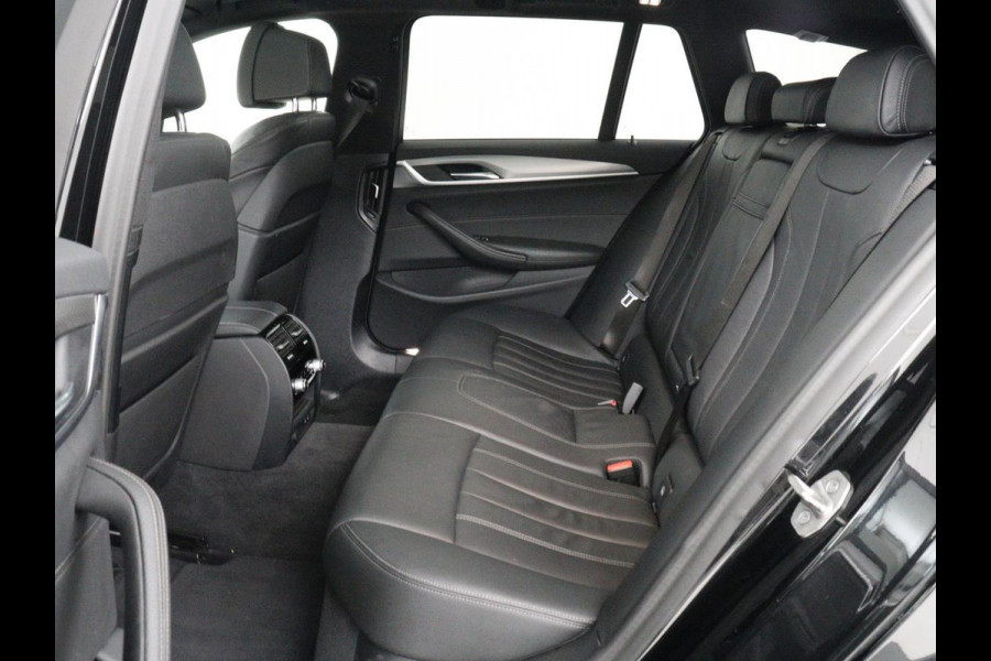 BMW 5 Serie 520i M Sport | Panoramadak | Stoelventilatie | Head-Up | 360 Camera | Leder | Adaptief LED | Memory | Carplay | Sfeerverlichting | Achterbankverwarming | Navigatie | Stuurverwarming