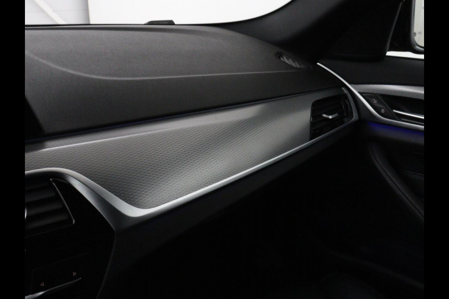 BMW 5 Serie 520i M Sport | Panoramadak | Stoelventilatie | Head-Up | 360 Camera | Leder | Adaptief LED | Memory | Carplay | Sfeerverlichting | Achterbankverwarming | Navigatie | Stuurverwarming