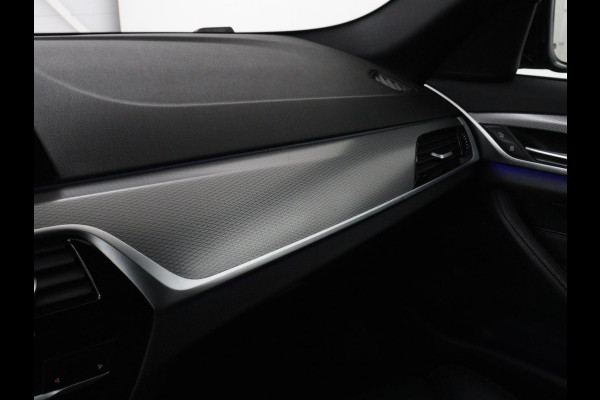 BMW 5 Serie 520i M Sport | Panoramadak | Stoelventilatie | Head-Up | 360 Camera | Leder | Adaptief LED | Memory | Carplay | Sfeerverlichting | Achterbankverwarming | Navigatie | Stuurverwarming