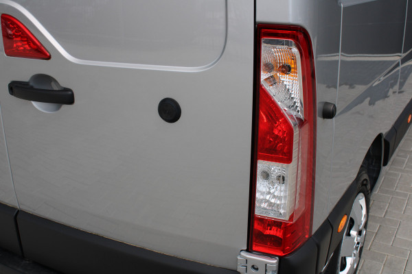 Renault Master T35 2.3 dCi 180pk L3H2 - Airco - Navigatie - Camera - Cruise - Parkeersensoren - 105l tank - Rijklaar