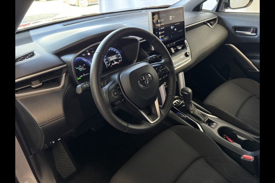 Toyota Corolla Cross HYBRID 140 STYLE STOEL/STUUR VERW. ELEK.KLEP LED KEYLESS CARPLAY NAVI CAMERA ADAP CRUISE PDC ✅ Top auto's Wijchen. Al 30 Jaar verkoop van Toyota  : Benzine / Hybride / PHEV / HEV / Diverse modellen : Style / Executive / Dynamic / Plus / Business / Sport / Active / Premium etc. ✅