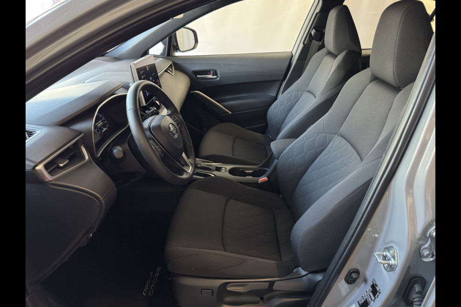 Toyota Corolla Cross HYBRID 140 STYLE STOEL/STUUR VERW. ELEK.KLEP LED KEYLESS CARPLAY NAVI CAMERA ADAP CRUISE PDC ✅ Top auto's Wijchen. Al 30 Jaar verkoop van Toyota  : Benzine / Hybride / PHEV / HEV / Diverse modellen : Style / Executive / Dynamic / Plus / Business / Sport / Active / Premium etc. ✅