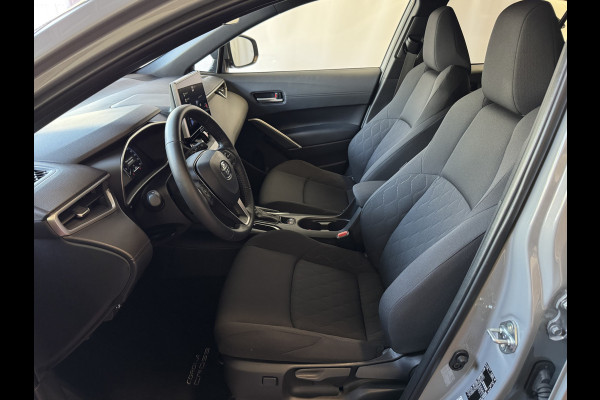 Toyota Corolla Cross HYBRID 140 STYLE STOEL/STUUR VERW. ELEK.KLEP LED KEYLESS CARPLAY NAVI CAMERA ADAP CRUISE PDC ✅ Top auto's Wijchen. Al 30 Jaar verkoop van Toyota  : Benzine / Hybride / PHEV / HEV / Diverse modellen : Style / Executive / Dynamic / Plus / Business / Sport / Active / Premium etc. ✅