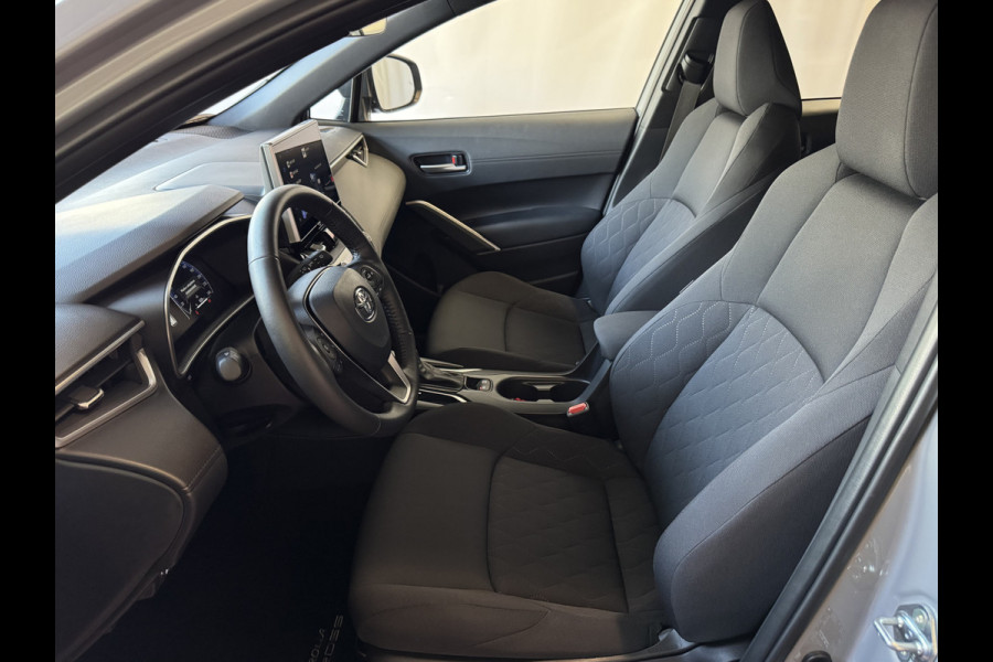 Toyota Corolla Cross HYBRID 140 STYLE STOEL/STUUR VERW. ELEK.KLEP LED KEYLESS CARPLAY NAVI CAMERA ADAP CRUISE PDC ✅ Top auto's Wijchen. Al 30 Jaar verkoop van Toyota  : Benzine / Hybride / PHEV / HEV / Diverse modellen : Style / Executive / Dynamic / Plus / Business / Sport / Active / Premium etc. ✅