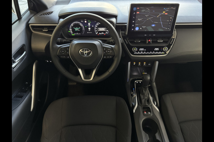 Toyota Corolla Cross HYBRID 140 STYLE STOEL/STUUR VERW. ELEK.KLEP LED KEYLESS CARPLAY NAVI CAMERA ADAP CRUISE PDC ✅ Top auto's Wijchen. Al 30 Jaar verkoop van Toyota  : Benzine / Hybride / PHEV / HEV / Diverse modellen : Style / Executive / Dynamic / Plus / Business / Sport / Active / Premium etc. ✅