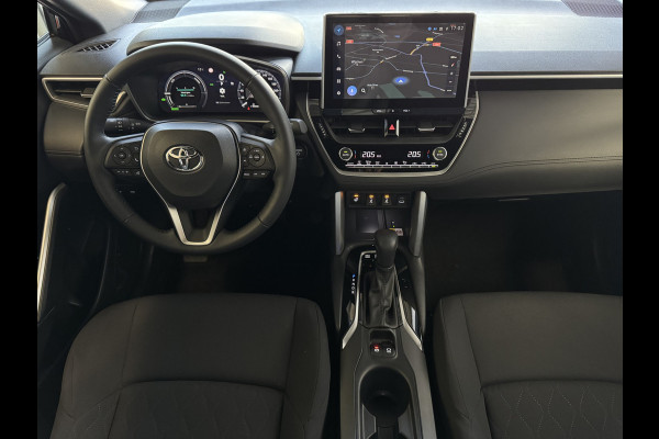 Toyota Corolla Cross HYBRID 140 STYLE STOEL/STUUR VERW. ELEK.KLEP LED KEYLESS CARPLAY NAVI CAMERA ADAP CRUISE PDC ✅ Top auto's Wijchen. Al 30 Jaar verkoop van Toyota  : Benzine / Hybride / PHEV / HEV / Diverse modellen : Style / Executive / Dynamic / Plus / Business / Sport / Active / Premium etc. ✅