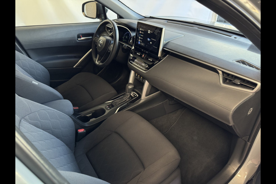 Toyota Corolla Cross HYBRID 140 STYLE STOEL/STUUR VERW. ELEK.KLEP LED KEYLESS CARPLAY NAVI CAMERA ADAP CRUISE PDC ✅ Top auto's Wijchen. Al 30 Jaar verkoop van Toyota  : Benzine / Hybride / PHEV / HEV / Diverse modellen : Style / Executive / Dynamic / Plus / Business / Sport / Active / Premium etc. ✅